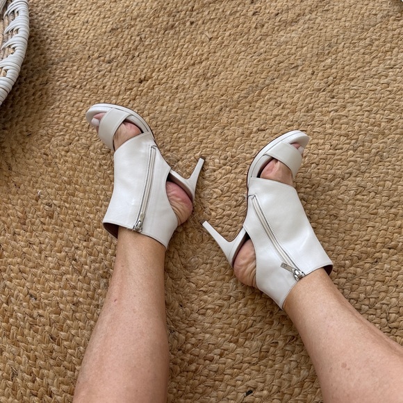 Neiman Marcus NWT Bootie White leather sandal 🌈 - Picture 10 of 17